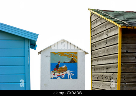 Coloratissima fila di cabine da spiaggia di Saint-Denis-d'Oléron sull'isola Ile d'oléron Charente Maritime, Poitou-Charentes, Francia Foto Stock