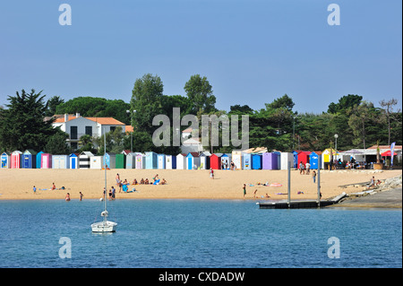 I turisti ensoleillement e colorate cabine da spiaggia di Saint-Denis-d'Oléron sull'isola Ile d'oléron Charente Maritime, Francia Foto Stock