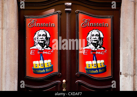 Ingresso di una vecchia città taverne, Gaffel Koelsch birra, con una foto di Albert Einstein E = mc², Colonia, Germania, Europa Foto Stock