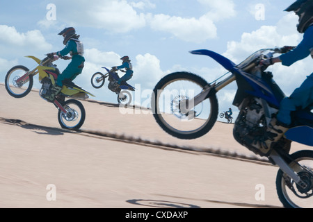 Ragazzi cileni in sella motocicletta sulla duna di sabbia Foto Stock