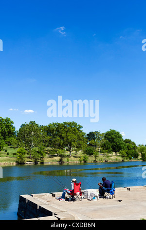 Pesca sul lago di Jefferson in Forest Park, St Louis, Missouri, Stati Uniti d'America Foto Stock