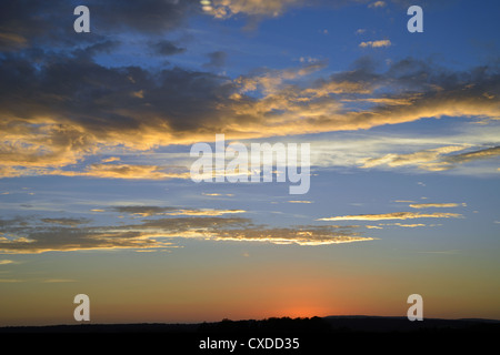 Tramonto al Terminal Nord, dall'aeroporto di Gatwick di Londra, Crawley, West Sussex, in Inghilterra, Regno Unito Foto Stock