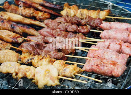 Grigliata di saté, cibo di strada in Thailandia Foto Stock