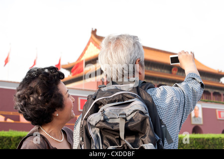 Coppia senior viaggia a Piazza Tiananmen a Pechino in Cina Foto Stock