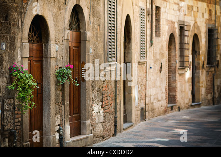 Strada con la porta in Toscana italiana Foto Stock