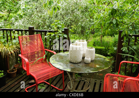 Posti a sedere esterni su decking del London townhouse dopo la pioggia Foto Stock