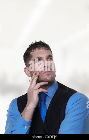 Bel uomo d affari con un pezzo di spago legato intorno al suo dito in modo hes non andare a dimenticare qualcosa Foto Stock