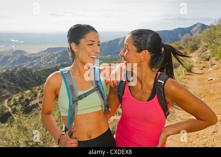 Donne ispaniche backpacking in zona remota Foto Stock