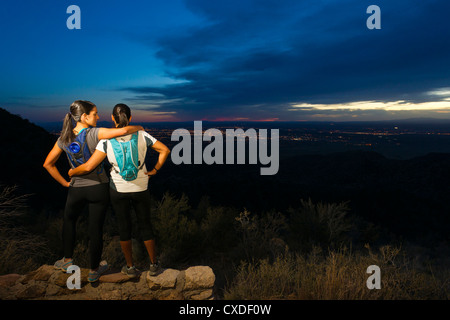 Donne ispaniche backpacking nella remota area di notte Foto Stock