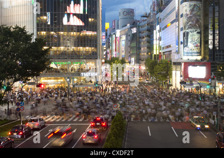 Famoso incrocio al di fuori della stazione di Shibuya, Tokyo, Giappone, mostra l'ora di punta la folla Foto Stock