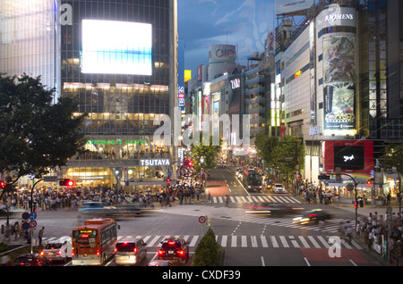 Famoso incrocio al di fuori della stazione di Shibuya, Tokyo, Giappone Foto Stock