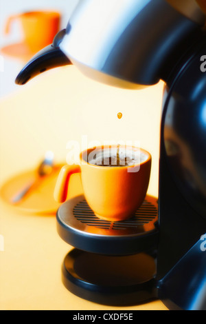 Macchina per il caffè e tazze Foto Stock