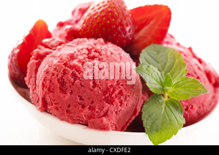 Sorbetto di fragole con menta fresca Foto Stock