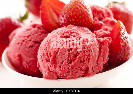 Gelato alla fragola con fragole fresche Foto Stock