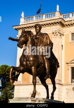 Replica in bronzo statua di Marco Aurelio a cavallo al di fuori del Museo Capitolino, Roma, lazio, Italy Foto Stock