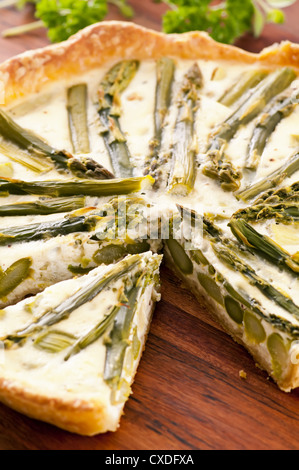 Quiche con asparagi verdi Foto Stock