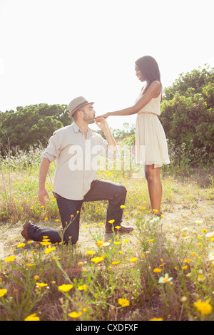 Uomo ragazza baciare la mano Foto Stock