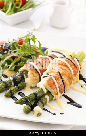 Gli asparagi cotti in pasticceria con insalata Foto Stock