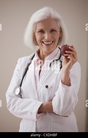 Medico caucasica azienda red apple Foto Stock