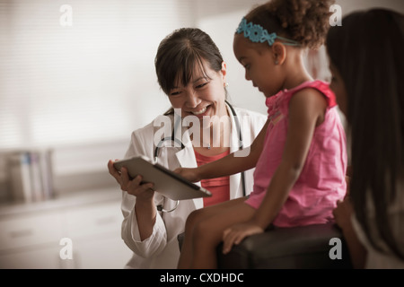 Medico mostra ragazza tavoletta digitale Foto Stock