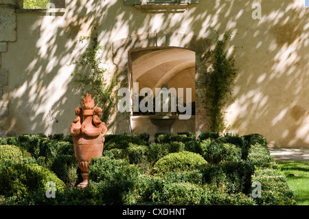 Tagliata di hedge e ceramiche giardino ornamentale nel motivi di Provenza country house Foto Stock