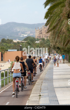 Gruppo Sella moto sul percorso, persona ciclismo su pista ciclabile sul lungomare di Palma di Maiorca, Baleari, Spagna. Foto Stock