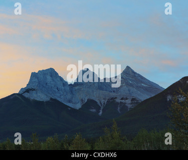 Alba rompe su tre sorelle montagne in Canmore Kananaskis Alberta Canada Foto Stock