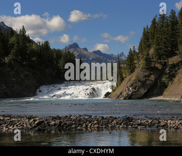 Il Fiume Bow cade in Banff vicino al Fairmont Hotel di Banff Foto Stock