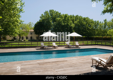 Piscina decking in motivi orlate da alberi di Provenza country house Foto Stock