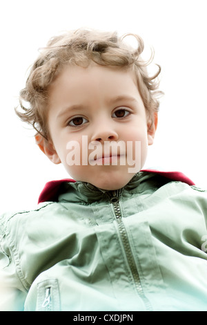 Su uno sfondo bianco, il bambino gioca con suo fratello, vestito in un  costume di leone carnevale. Il fratello più anziano e più giovane giocano.  Bambini divertenti Foto stock - Alamy