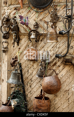 Oggetti antichi in un mercato delle pulci Foto Stock