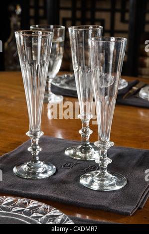 Il francese tall facet crystal Champagne flauti c1880 con monogrammed nakin Foto Stock