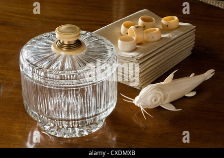 Crystal Punch Bowl in avorio e supporti di argento, Francese avorio intagliato catfish e Edwardian igienico anelli Foto Stock