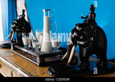 Ebano intagliato su elefanti in finto marmo credenza barocca insieme contro bold xxi secolo graffiti la decorazione parietale Foto Stock