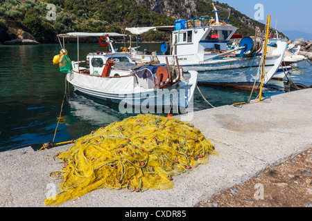 In legno barca da pesca in mare closeup in Grecia Foto Stock