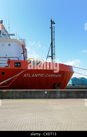 Atlantico MPSV Carrier multi purpose nave di sostegno essendo dipinta nel dock Great Yarmouth norfolk England Regno Unito Foto Stock