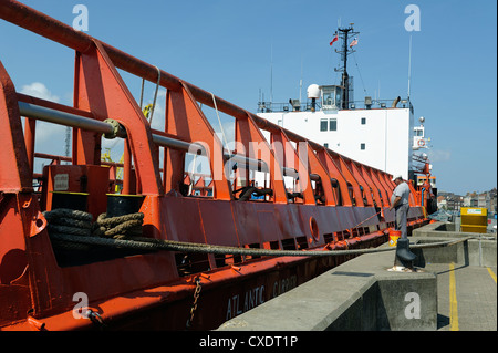 Atlantico MPSV Carrier multi purpose nave di sostegno essendo dipinta nel dock Great Yarmouth norfolk England Regno Unito Foto Stock