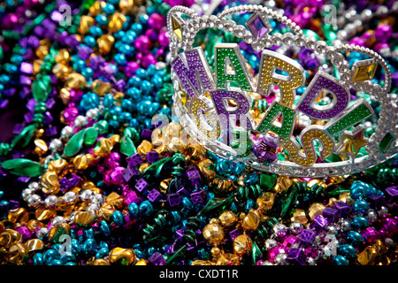 Un colorato Mardi Gras corona o tiara giacente sulla sommità di perle, tema vacanze Foto Stock