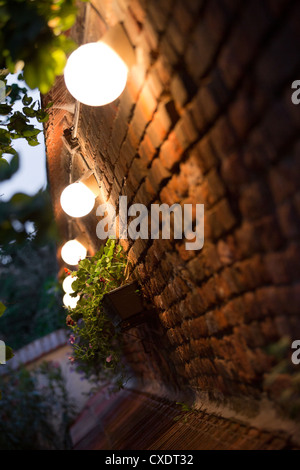 Muro di mattoni nella luce della sera Foto Stock