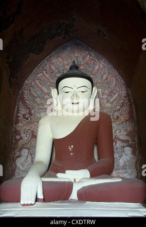 Buddha seduto, Dhammayangyi Pahto, Bagan (pagano), Myanmar (Birmania), Asia Foto Stock