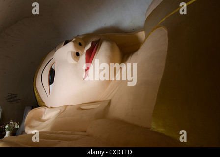 Buddha reclinato, Manuha Paya, Bagan (pagano), Myanmar (Birmania), Asia Foto Stock