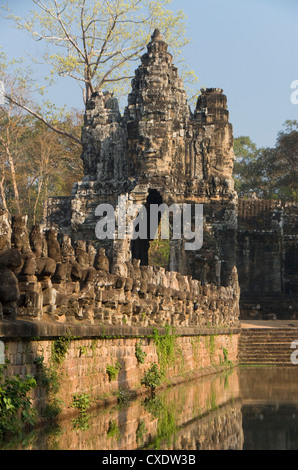 Porta Sud, Angkor Thom, il Parco Archeologico di Angkor, Sito Patrimonio Mondiale dell'UNESCO, Siem Reap, Cambogia, Indocina, sud-est asiatico Foto Stock