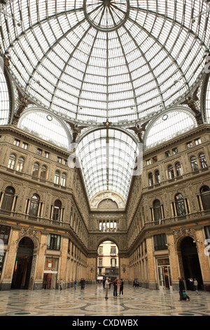 Basso angolo vista interna della Galleria Umberto I di Napoli, Campania, Italia, Europa Foto Stock