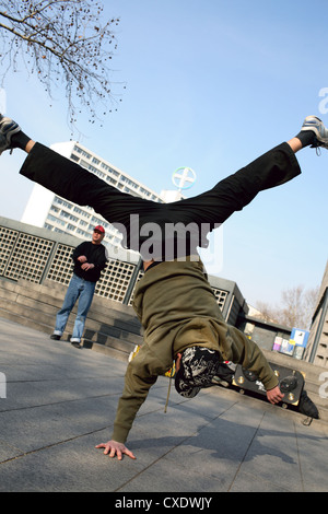 Berlin am Kurfuerstendamm artisti di strada Foto Stock