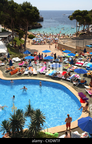 Cala D'Or, la gente nella piscina di un hotel e casa spiaggia Foto Stock