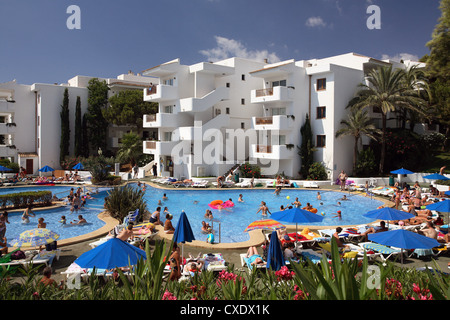 Cala D'Or, la gente nella piscina di un hotel Foto Stock