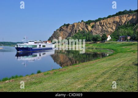 La nave di crociera sul fiume Elba prima di Meissen, Bassa Sassonia, Germania Foto Stock