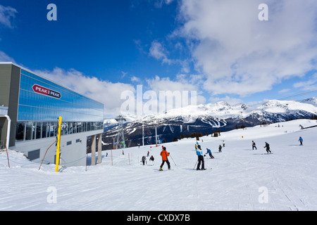 Gli sciatori con il picco picco 2 Gondola, Whistler Blackcomb Ski Resort, Whistler, British Columbia, Canada, America del Nord Foto Stock