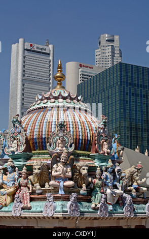 Singapore, il Tempio di Sri Mariamman davanti lo skyline del quartiere centrale degli affari Foto Stock