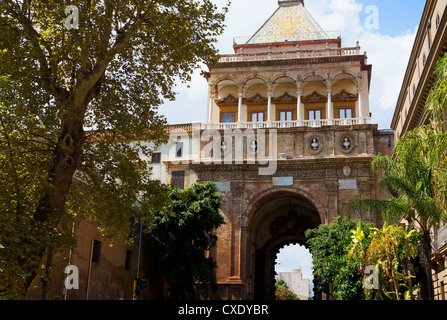 Vista la monumentale Porta Nuova nella città di Palermo, Sicilia Foto Stock